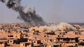 Rook stijgt uit boven gebouwen in de buurt van Bughayliyah, Syrië. Foto: AFP