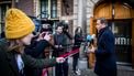 Een foto van Hugo de Jonge die de pers te woord staat over koopjesketens