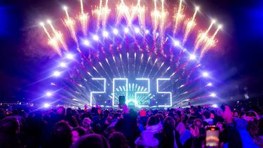 AMSTERDAM - Feestvierders luiden het nieuwe jaar in op het Museumplein tijdens de vuurwerkshow. In Amsterdam is consumentenvuurwerk tijdens oud en nieuw verboden, in plaats daarvan is er een elektronische lichtshow georganiseerd. ANP KOEN VAN WEEL