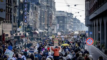 2023-11-12 13:29:52 AMSTERDAM - Deelnemers  tijdens een mars voor klimaat en rechtvaardigheid. De deelnemers willen de politiek oproepen maatregelen te nemen tegen problemen waar Nederland mee te maken krijgt. Ze hebben het over de klimaatcrisis, racisme, biodiversiteitscrisis, armoede en de wooncrisis. ANP ROBIN UTRECHT