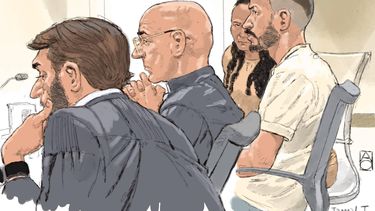 BADHOEVEDORP - Rechtbanktekening van Jamal T. die verdacht wordt van de dodelijke aanrijding van Tamar (14) uit Marken in 2020. De bestuurder van de auto moet zich voor de rechtbank verantwoorden na een heropend onderzoek naar het verkeersongeval. Tamar verliet in de nacht van 25 juli 2020 haar woning na een discussie over bedtijd. De politie vond haar lichaam later in de berm van de Zeedijk tussen Marken en Monnickendam. Ook getekend: mr. Diekstra, mr. Geeratz en de tolk. ALOYS OOSTERWIJK / ANP