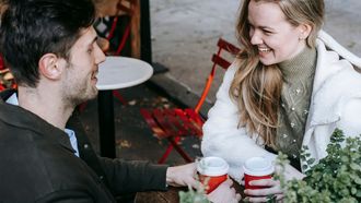 Praten over geld op de eerste date? Helft Nederlanders vindt dat geen probleem