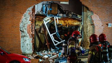 AMSTERDAM - Hulpdiensten zijn aanwezig bij een flatgebouw aan de Osdorper Ban waar een brand is uitgebroken na een explosie. Het flatgebouw wordt ontruimd. JOSH WALET / ANP