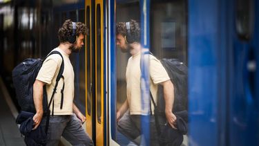 UTRECHT - Reizigers op treinstation Utrecht Centraal op dag dat het Nederland Dal Vrij Trein abonnement start. De kortingspas biedt mensen de mogelijkheid voor 49 euro per maand onbeperkt te reizen in de daluren en is er op verzoek van onder meer Progressief Nederland vanwege de gestegen energieprijzen door de Iranoorlog. FREEK VAN DEN BERGH / ANP