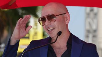 Pitbull stuurt privéjet om kankerpatiënten te redden