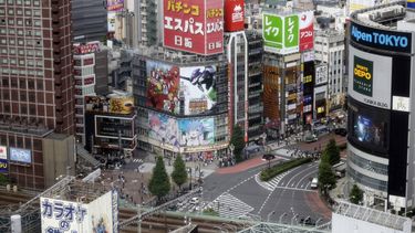 epa13175442 People cross a large street in the Shinjuku commercial, business and entertainment district in Tokyo, Japan, 17 August 2026. Japan's GDP grew at an annualized rate of 1.1 percent in the April-June period from the previous three months, marking the third consecutive quarter of growth. Meanwhile, private consumption fell 0.02 percent from the previous three-month period.  EPA/FRANCK ROBICHON