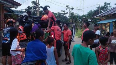 This handout photo taken on November 8, 2025 and received from the Coast Guard District Bicol shows coast guard personnel assisting residents to evacuate before Typhoon Fung-wong makes landfall in Mobo, Masbate province. Rescue work was suspended and preemptive evacuations began on November 8 as Typhoon Fung-wong bore down on the Philippines, days after another storm killed at least 204 people.
Handout / COAST GUARD DISTRICT BICOL / AFP