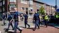 Een foto van boa's die door Den Haag lopen in een protestmars