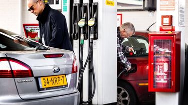 LOMMEL - Nederlandse automobilisten bij een tankstation net over de Belgische grens. De prijzen voor diesel en benzine zijn in Nederland flink gestegen door de oorlog in het Midden-Oosten. In de buurlanden liggen de prijzen lager. ROB ENGELAAR / ANP