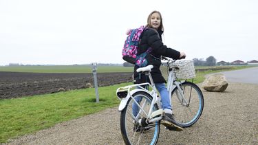 Foto van een kind op fiets