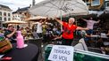 Een foto van een dansende dame op een terras in Den Bosch op 1 juni, de dag dat de horeca weer open mocht.