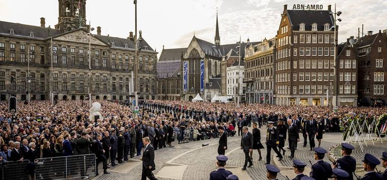 AMSTERDAM - Koning Willem-Alexander en koningin Maxima openen het defile tijdens de Nationale Dodenherdenking op de Dam. ANP REMKO DE WAAL