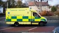 Ambulancepersoneel helpt patiënt en joyriders gaan ervandoor met ambulance