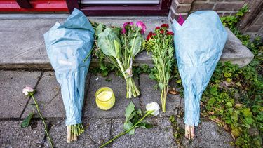 RIJSWIJK - Bloemen bij een woning in de in de Galjoenstraat waar een vrouw is doodgeschoten. Het kind van de moeder was bij de schietpartij aanwezig. Ook zou de man geprobeerd hebben drie buurtbewoners te doden. ANP JOHN VAN DER TOL