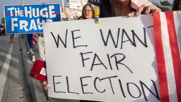 Een foto van demonstranten in Amerika met borden waarop 'we want a fair election' staat.
