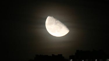 Een foto van de maan, helverlicht