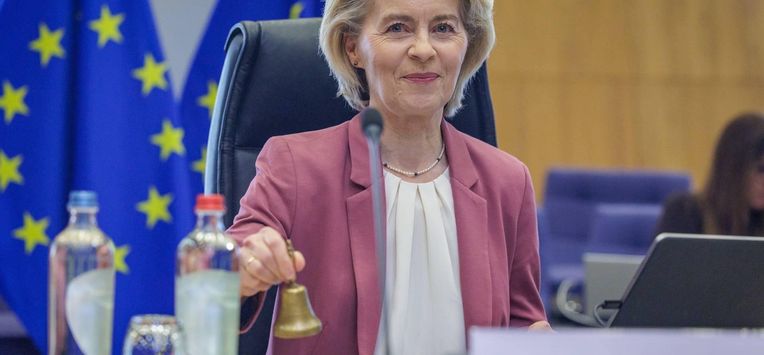 epa12793713 European Commission President Ursula von der Leyen rings the bell to officialy start the EU Commission's weekly College meeting in Brussels, Belgium, 04 March 2026.  EPA/OLIVIER MATTHYS