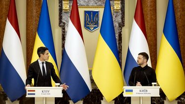 KYIV - Minister-president Rob Jetten tijdens een persconferentie, samen met president Volodymyr Zelensky van Oekraïne. Jetten heeft tijdens zijn eerste werkbezoek aan Oekraïne onder meer een aantal ontmoetingen op de planning staan en een bezoek aan een beschadigd appartementencomplex. KOEN VAN WEEL / ANP
