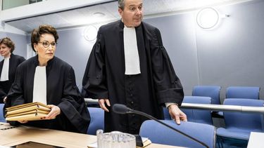 ROTTERDAM - Advocaten Geert-Jan Knoops en Carry Knoops-Hamburger in de rechtbank, waar de vierde dag van de inhoudelijke behandeling van de rechtszaak rond Inez Weski plaatsvond. De voormalig advocate wordt verdacht van deelname aan de criminele organisatie van haar voormalige cliënt Ridouan Taghi. FRANK DE ROO / ANP