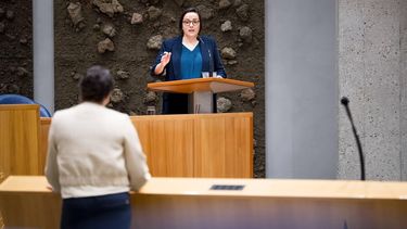 DEN HAAG - Hilde Wendel (VVD) tijdens een debat in de plenaire zaal van de Tweede Kamer over de toewijzing van meerzorg van zorgintensieve kinderen. Volgens het Algemeen Dagblad worden ouders van deze kinderen afgewezen bij zorgaanvragen. ANP LINA SELG