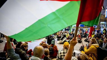 2023-11-16 18:00:45 ROTTERDAM - Demonstranten houden op station Rotterdam Centraal een sit-in, een vorm van protest waar demonstranten massaal op de grond gaan zitten. Het protest werd georganiseerd door een actiegroep om solidariteit te tonen aan Gaza. ANP ROBIN UTRECHT