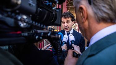 DEN HAAG - PRO-leider Jesse Klaver staat de pers te woord na afloop van een gesprek met premier Rob Jetten en minister van Financiën Eelco Heinen over de begrotingsplannen en de belastingen voor volgend jaar. De minderheidscoalitie moet daarover tot een overeenstemming komen met de oppositie. LAURENS VAN PUTTEN / ANP