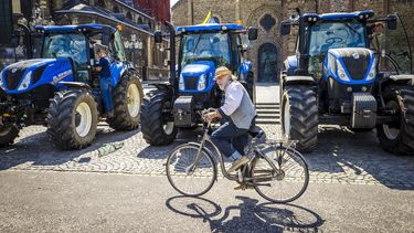 Een foto van drie tractoren tijdens een protest in Maastricht