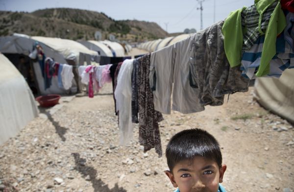 Op deze foto zie je een jonge inwoner van het Syrische vluchtelingenkamp Nizip in het Turkse Gaziantep.
