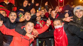 Fans van het Marokkaanse voetbalelftal vieren feest op het Amsterdamse Mercatorplein. Foto: ANP | Mischa Schoemaker