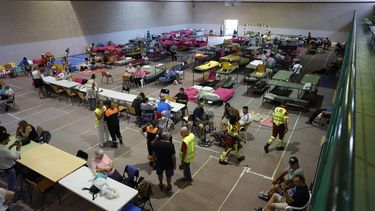 epa13133528 Residents of the towns affected by the wildfires in the western mountains of Madrid who have been forced to evacuate rest in a gym in Villamanta, near Madrid, Spain, 26 July 2026. The several wildfires has forced to move 60,000 inhabitants and have burnt more than 40,000 hectares.  EPA/Mariscal