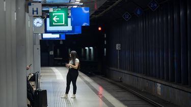 SCHIPHOL - Het perron op Schiphol. Van en naar Schiphol Airport rijden geen treinen. Dat komt door een stroomstoring. ANP MICHEL VAN BERGEN
