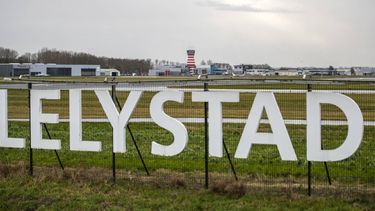 LELYSTAD - Exterieur van Lelystad Airport. Volgens de commissie-Remkes moet de stikstofuitstoot rond Lelystad opnieuw worden berekend. Nu is de uitstoot waarschijnlijk te laag ingeschat. ANP JEROEN JUMELET