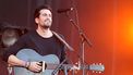 Een foto van Dotan die live optreedt