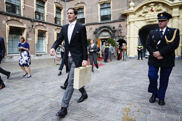 Een foto van minister Hoekstra op Prinsjesdag met het koffertje