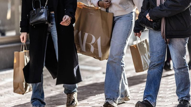 AMSTERDAM - Winkelend publiek in de Kalverstraat. Deze dag is ontstaan in de Verenigde Staten en wordt beschouwd als het begin van het seizoen voor kerstaankopen. ANP EVA PLEVIER