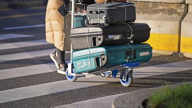 SCHIPHOL - Reizigers op Schiphol. De luchthaven maakt bekend of er in het zomerseizoen nog steeds een beperking zal gelden voor het aantal reizigers dat van de luchthaven mag vertrekken. ANP OLAF KRAAK booking.com