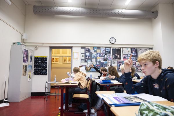 Een foto van een klas zonder ventilatie in Amsterdam