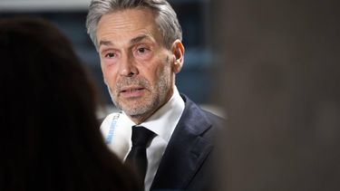 DEN HAAG - Premier Dick Schoof na afloop van een debat in de Tweede Kamer over het geweld tegen supporters van Maccabi Tel Aviv in Amsterdam vorige week. Een brede meerderheid steunde een verzoek om het debat snel te voeren. ANP JEROEN JUMELET