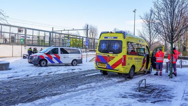 SCHIEDAM - Hulpdiensten zijn aanwezig aan de Van Limburg Stirumstraat waar een 60-jarige man uit Schiedam is overleden. De politie meldt dat de man mogelijk door mishandeling om het leven is gekomen. MEDIATV / ANP