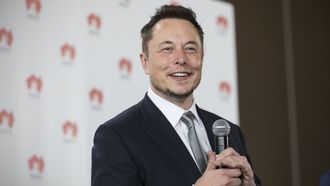 Elon Musk schiet voetballertjes te hulp