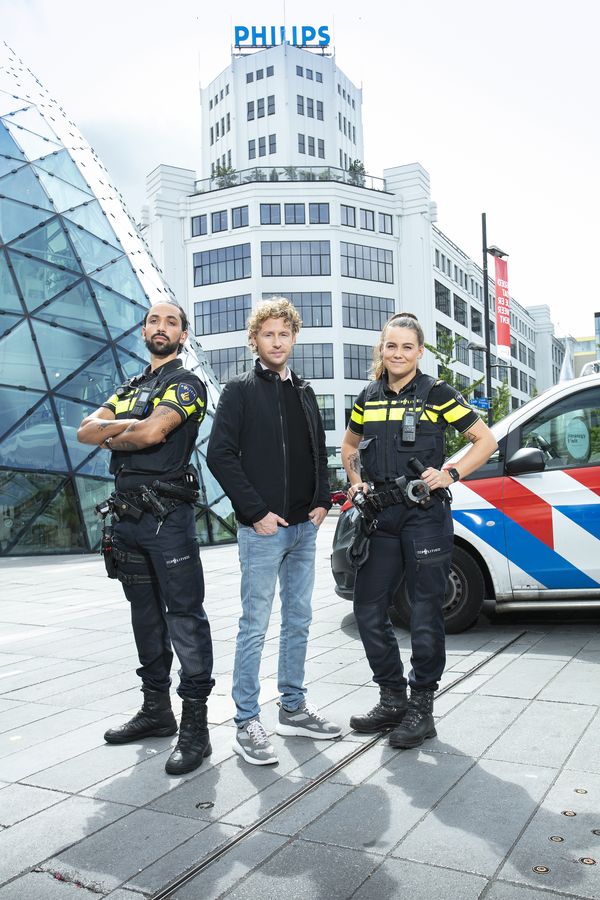 Een foto van Ewout Genemans met twee agenten van politie Eindhoven