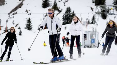 Een foto van de koning en koningin op wintersport in Lech