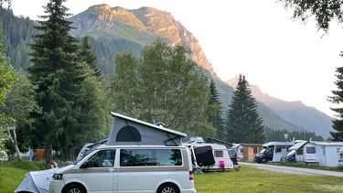 vakantie nederlanders populairste bestemming auto kamperen hostel airb&b hotel nederland frankrijk duitsland auto