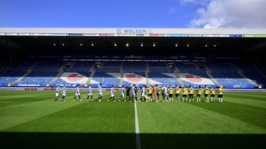 HEERENVEEN - Heerenveen en NAC komen het veld op voor het restant van de Nederlandse Eredivisie wedstrijd tussen NAC Breda en sc Heerenveen in het Abe Lenstra Stadion op 11 mei 2026 in Heerenveen, Nederland. De wedstrijd werd op 10 mei gestaakt, wegens vuurwerk op het veld. OLAF KRAAK / ANP