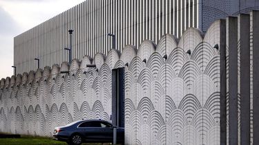 BADHOEVEDORP - Een beveiligde auto komt aan bij Justitieel Complex Schiphol, voorafgaand aan de eerste inleidende zitting in het hoger beroep van het liquidatieproces Marengo. Van de zeventien verdachten die bij de rechtbank terechtstonden, is bij veertien hoger beroep ingesteld. Het gaat onder anderen om de drie met een levenslange veroordeling, onder wie Ridouan Taghi, en kroongetuige Nabil B. ANP RAMON VAN FLYMEN
