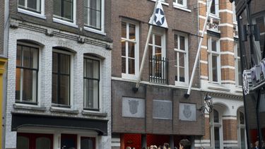 Een foto van de buitenkant van het gebouw van de Amsterdamse studentenvereniging
