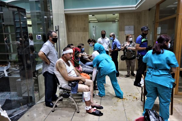Op deze foto zie je diverse patiënten die behandeld worden in de gang van een overvol ziekenhuis, als gevolg van de explosie