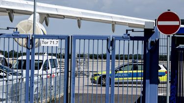 epa13153510 A police car parked near a Ukrainian 'Antonov' cargo plane at the Airport Leipzig-Halle, in Schkeuditz, Germany, 06 August 2026. German police issued an alert at the airport after a drone loaded with explosives was found near a Ukrainian cargo plane, and another aircraft had collided with an unidentified flying object nearby shortly before landing safely. The airport in eastern Germany plays a key role in the transport of military supplies by the German Armed Forces and NATO allies. It also serves as a base for the Ukrainian airline Antonov Airlines.  EPA/FILIP SINGER