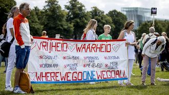 Op deze tekst zijn actievoerders te zien op het Malieveld in Den Haag, ze protesteren tegen de coronamaatregelen.