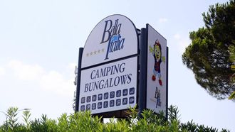 PESCHIERA DEL GARDA - Nederlandse vakantiegangers worden met bussen opgehaald bij camping Bella Italia aan het Gardameer. De Nederlanders, die op verschillende plekken in het door noodweer getroffen Noord-Italie op vakantie waren en schade hebben opgelopen, worden met de bussen terug naar huis gebracht. ANP GIUSEPPE ZANARDELLI
